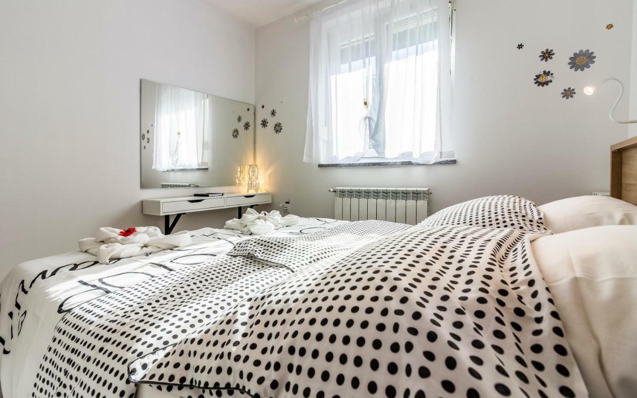 Apartment Mika Pula Exterior photo